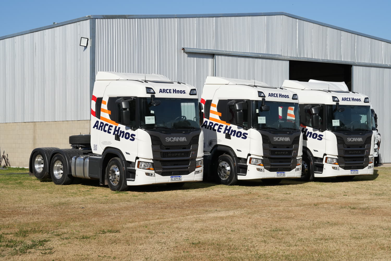 Flota de camiones Scania de Arce Hnos. en la base