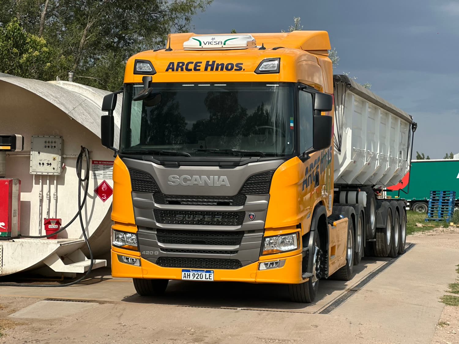 Camión Scania de Arce Hnos. con batea